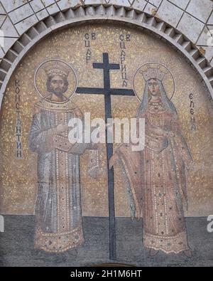 Mosaico sopra l'entrata di San Costantino ed Elena Chiesa a Skopje in Macedonia Foto Stock