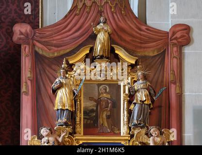 Saint Verena circondato da statue di santi, altare di Saint Maurice nella chiesa di San Leodegar a Lucerna, Svizzera Foto Stock