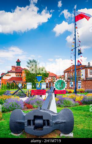 Stettin Polonia, giugno 2019 Anchor e attrezzature nautiche, decorazione di fiori per il 70 ° anniversario della nave Szczecin, edifici portuali in background Foto Stock