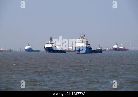 Nave commerciale all'ancora nel Mar Arabico fuori Mumbai, India Foto Stock