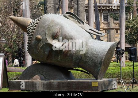 Statua di Buddha testa nel giardino del Prince of Wales Museum, ora noto come Chhatrapati Shivaji Maharaj Museum a Mumbai, India Foto Stock