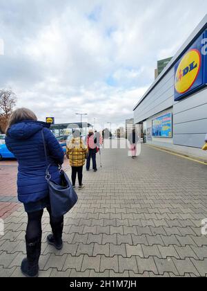 PRAGA, REPUBBLICA CECA - 23 NOVEMBRE 2020: Coda di persone in attesa prima del supermercato LIDL a causa della restrizione pandemica COVID-19 per lo shopping a Prag Foto Stock