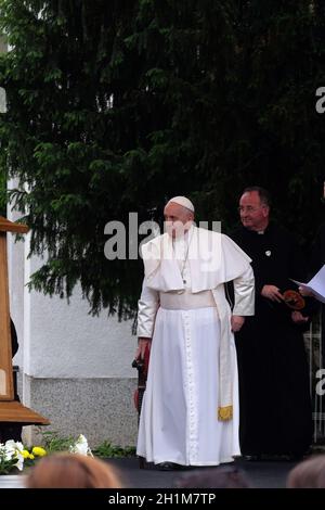 Papa Francesco incontro con i giovani di fronte alla cattedrale e a Skopje, la capitale del nord della Macedonia. Foto Stock