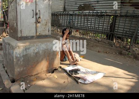 Strade di Kolkata. Migliaia di mendicanti sono le caste più svantaggiate che vivono nelle strade. Foto Stock