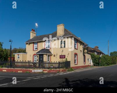 La casa pubblica Queens Arms nel villaggio di Egerton, Kent, Regno Unito Foto Stock