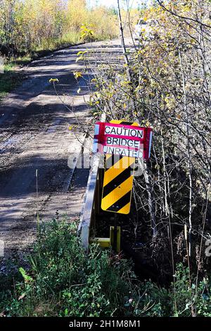 Un cartello di avvertenza di attenzione sul ponte fatto a mano non valutato. Foto Stock