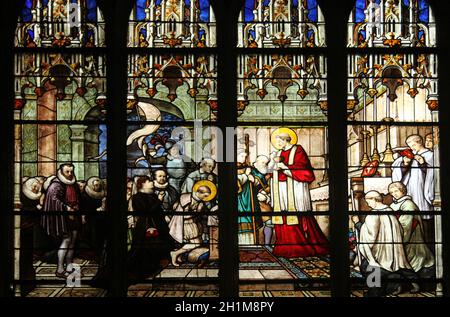 San Luigi Gonzaga riceve la prima comunione dalle mani di San Carlo Borromeo, Saint Severin chiesa, Parigi, Francia Foto Stock