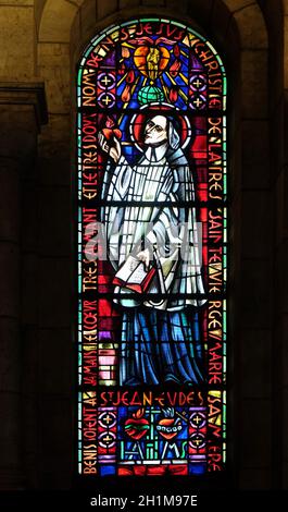 San Giovanni Eudes, finestra di vetro colorato nella Basilica del Sacre Coeur, dedicata al Sacro Cuore di Gesù a Parigi, Francia Foto Stock