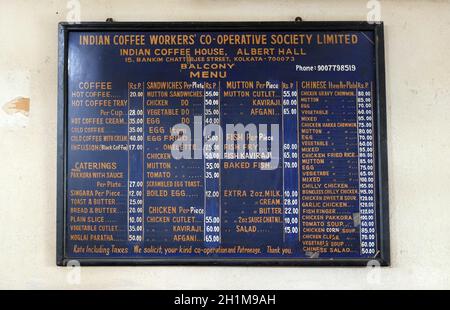 Lavagna con offerte in Indian Coffee House a Kolkata. La catena India Coffee House è stata avviata dal Coffee Cess Committee nel 1936 a Bombay. Foto Stock