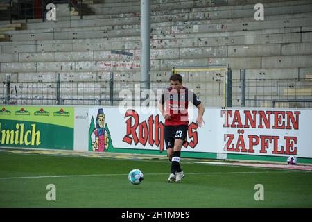 Dominique Heintz (Friburgo) mit Ball, 1. FBL: 20-21: 8. Sptg. SC FRIBURGO - FSV MAINZ 05 LE NORMATIVE DFL VIETANO L'USO DI FOTOGRAFIE COME IMMAGINE S. Foto Stock