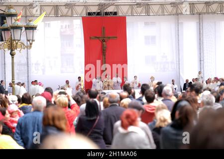 Papa Francesco celebra la Messa in Piazza Macedonia, a Skopje, capitale della Macedonia settentrionale. Foto Stock