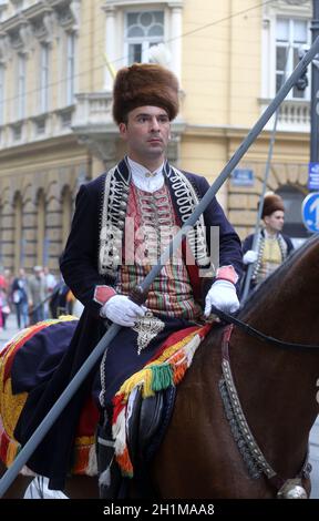 Sfilata di 70 partecipanti, trenta cavalli e quaranta membri di una banda di ottone alla piazza principale sono stati annunciati in seguito, 300th Sinjska alka a Zagabria Foto Stock