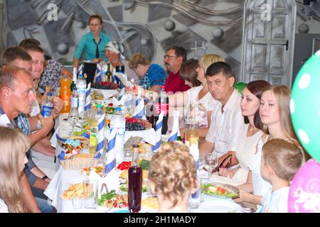 Tavolo festivo con piatti deliziosi. Molti piatti a tavola per le vacanze in famiglia. Gli ospiti si sono riuniti a un tavolo festivo. I parenti pranzano durante le feste Foto Stock