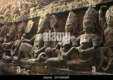 Figure alla terrazza del tempio degli elefanti nella città del tempio di Angkor vicino alla città di Siem Reap, nella parte occidentale della Cambogia. Cambogia, Siem Reap, Feb Foto Stock