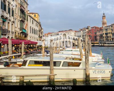 Parcheggio taxi acquei sul Canal Grande vicino al Ponte di Rialto - Venezia, Veneto, Italia Foto Stock