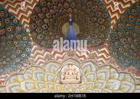 Porta di Peacock al Chandra Mahal, Jaipur City Palace a Jaipur, Rajasthan, India Foto Stock