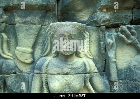 Figure alla terrazza del tempio degli elefanti nella città del tempio di Angkor vicino alla città di Siem Reap, nella parte occidentale della Cambogia. Cambogia, Siem Reap, Feb Foto Stock