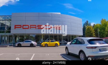 Kiev, Ucraina - 29 luglio 2020: Porsche automobili concessionaria esterno. Porsche Automobile Holding è una holding tedesca con investimenti in Foto Stock