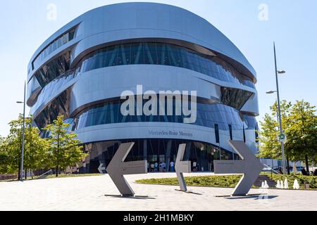 Stoccarda, Germania - 8 agosto 2020: edificio del museo mercedes benz. Foto Stock