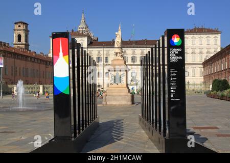 Torino, Italia - settembre 2020: Vista del palazzo reale in piazza del castello con cartelloni. Torino eletta città della cultura per il 2020 Foto Stock
