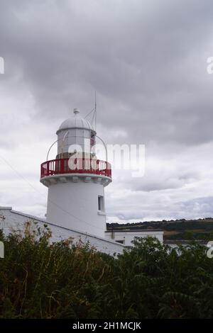 Il faro di Youghal si trova in una splendida posizione alla periferia della città e guarda oltre il vialetto per Youghal Bay. Foto Stock