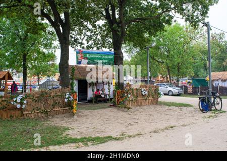 Slavyansk-su-Kuban, Russia - 14 Settembre 2018: Giorno della città di Slavyansk-su-Kuban, feste popolari nel parco della città. Rappresentazione del set di rurale Foto Stock