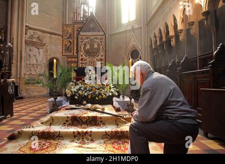 Il Sabato Santo, la gente prega di fronte alla tomba di Dio nella Cattedrale di Zagabria, 11 aprile 2009 a Zagabria, Croazia Foto Stock