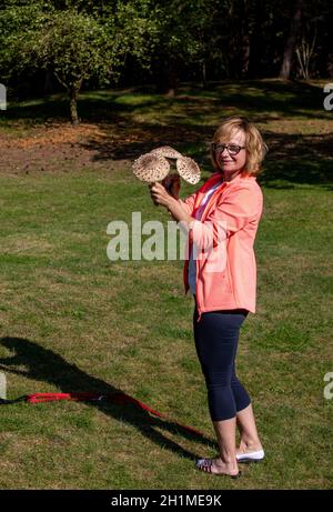 Jantar, Polonia - 11 settembre 2020: Fungo parasolo maturo Macrolepiota procera o Lepiota procera in mano al raccoglitrice di funghi Foto Stock