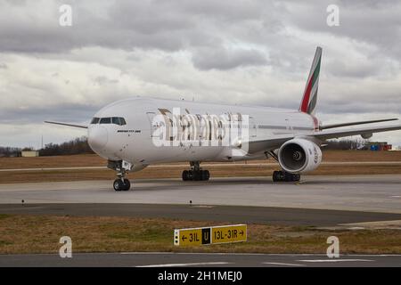 BUDAPEST, UNGHERIA - CIRCA 2016: Aereo di linea di Emirates tassando all'aeroporto Liszt Ferenc di Budapest. Essere 777-300. Foto Stock