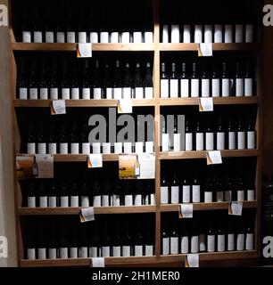 Abrau-Durso, Russia - Agosto 22, 2018: i ripiani con vino e champagne nella cantina del negozio. Contatore a cantina. Foto Stock
