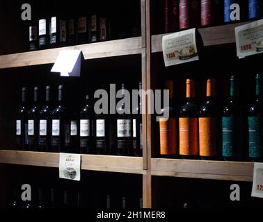 Abrau-Durso, Russia - Agosto 22, 2018: i ripiani con vino e champagne nella cantina del negozio. Contatore a cantina. Foto Stock