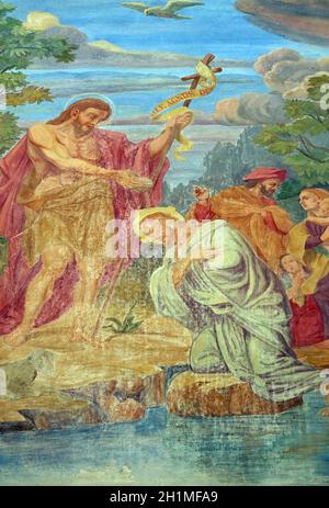 Battesimo del Signore, affresco sulla facciata della chiesa di San Nicola nella Cattedrale di Ljubljana, Slovenia Foto Stock