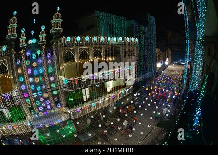 Una splendida vista della Grande Moschea Hazrat Shah Inayet Qadri illuminata con luci colorate in connessione con le celebrazioni del 12 Rab-ul-Awal (Eid Milad-un-Nabi) a Lahore. La nazione e in tutto il mondo celebrano l'anniversario della nascita (Eid Milad-un-Nabi) del santo profeta Muhammad (Pace su di lui) nato nell'anno 570, il 12 di Rabi-ul-Awwal con zelo religioso, fervore ed entusiasmo in tutto il paese. Migliaia di musulmani pakistani parteciperanno martedì alle processioni religiose, alle cerimonie e alla distribuzione di pasti gratuiti tra i poveri. La congrega di Milad-un-Nabi Foto Stock