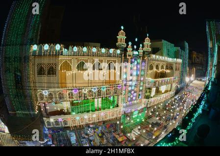 Una splendida vista della Grande Moschea Hazrat Shah Inayet Qadri illuminata con luci colorate in connessione con le celebrazioni del 12 Rab-ul-Awal (Eid Milad-un-Nabi) a Lahore. La nazione e in tutto il mondo celebrano l'anniversario della nascita (Eid Milad-un-Nabi) del santo profeta Muhammad (Pace su di lui) nato nell'anno 570, il 12 di Rabi-ul-Awwal con zelo religioso, fervore ed entusiasmo in tutto il paese. Migliaia di musulmani pakistani parteciperanno martedì alle processioni religiose, alle cerimonie e alla distribuzione di pasti gratuiti tra i poveri. La congrega di Milad-un-Nabi Foto Stock