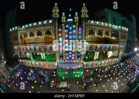 Una splendida vista della Grande Moschea Hazrat Shah Inayet Qadri illuminata con luci colorate in connessione con le celebrazioni del 12 Rab-ul-Awal (Eid Milad-un-Nabi) a Lahore. La nazione e in tutto il mondo celebrano l'anniversario della nascita (Eid Milad-un-Nabi) del santo profeta Muhammad (Pace su di lui) nato nell'anno 570, il 12 di Rabi-ul-Awwal con zelo religioso, fervore ed entusiasmo in tutto il paese. Migliaia di musulmani pakistani parteciperanno martedì alle processioni religiose, alle cerimonie e alla distribuzione di pasti gratuiti tra i poveri. La congrega di Milad-un-Nabi Foto Stock