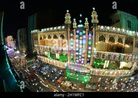 Una splendida vista della Grande Moschea Hazrat Shah Inayet Qadri illuminata con luci colorate in connessione con le celebrazioni del 12 Rab-ul-Awal (Eid Milad-un-Nabi) a Lahore. La nazione e in tutto il mondo celebrano l'anniversario della nascita (Eid Milad-un-Nabi) del santo profeta Muhammad (Pace su di lui) nato nell'anno 570, il 12 di Rabi-ul-Awwal con zelo religioso, fervore ed entusiasmo in tutto il paese. Migliaia di musulmani pakistani parteciperanno martedì alle processioni religiose, alle cerimonie e alla distribuzione di pasti gratuiti tra i poveri. La congrega di Milad-un-Nabi Foto Stock