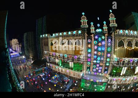 Una splendida vista della Grande Moschea Hazrat Shah Inayet Qadri illuminata con luci colorate in connessione con le celebrazioni del 12 Rab-ul-Awal (Eid Milad-un-Nabi) a Lahore. La nazione e in tutto il mondo celebrano l'anniversario della nascita (Eid Milad-un-Nabi) del santo profeta Muhammad (Pace su di lui) nato nell'anno 570, il 12 di Rabi-ul-Awwal con zelo religioso, fervore ed entusiasmo in tutto il paese. Migliaia di musulmani pakistani parteciperanno martedì alle processioni religiose, alle cerimonie e alla distribuzione di pasti gratuiti tra i poveri. La congrega di Milad-un-Nabi Foto Stock