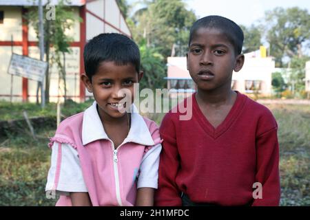 Ritratto di bambini tribali in un villaggio Kumrokhali, India Foto Stock