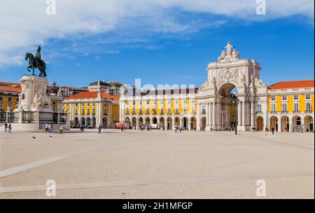 Lisbona, Portogallo - 31 ottobre 2020: Praca do Comercio o Piazza del Commercio, vista delle persone e delle case nel centro di Lisbona, Portogallo. Foto Stock