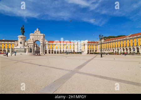 Lisbona, Portogallo - 31 ottobre 2020: Praca do Comercio o Piazza del Commercio, vista delle persone e delle case nel centro di Lisbona, Portogallo. Foto Stock