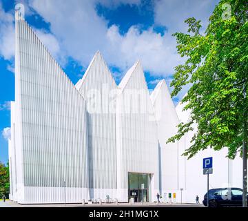 Szczecin, Polonia, giugno 2019 Mieczyslaw Karlowicz Orchestra Filarmonica fondata nel 1948. Architettura contemporanea di un edificio filarmonico Foto Stock