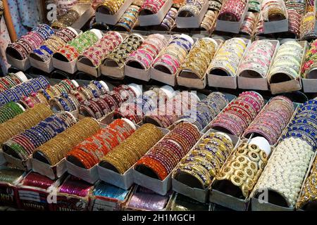 Tradizionali bangle indiane con diversi colori e motivi, Pushkar, India Foto Stock