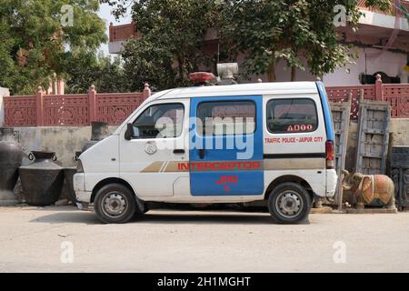 Polizia Stradale van su una strada pedonale a Jaipur, Rajasthan, India il 16 febbraio 2016. Foto Stock