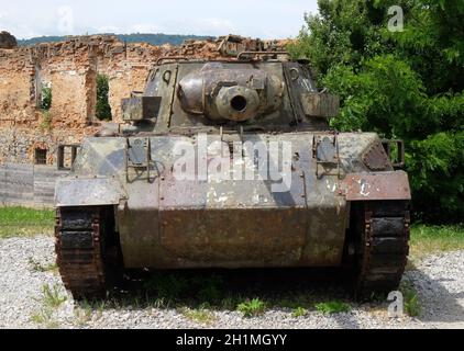 Carri armati militari Museo all'aria aperta della guerra d'indipendenza croata, 1991 - 1995, (Guerra della Patria, Domovinski Rat), Turanj, Croazia Foto Stock