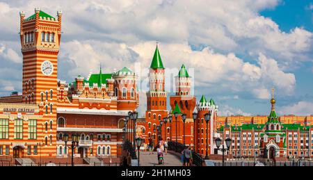 Yoshkar Ola, Mari El Republic, Russia - 27.07.2018: Piazza ed edifici vicino alla piazza, architettura e urbanistica a Yoshkar-Ola Foto Stock