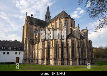 ODENTHAL, GERMANIA - 8 NOVEMBRE 2020: Immagine panoramica della cattedrale di Altenberg in luce autunnale l'8 novembre 2020 in Germania Foto Stock