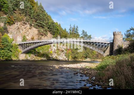 Craigellachie Bridge sul fiume Spey in Scozia Foto Stock