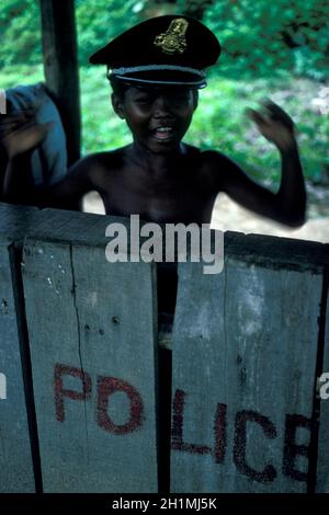 Esercito e posto di controllo di sicurezza durante il tempo rosso Khmer o khmer rossi su una strada nelle rovine di Angkor vicino alla città di Siem Reap della Cambogia. Camb Foto Stock