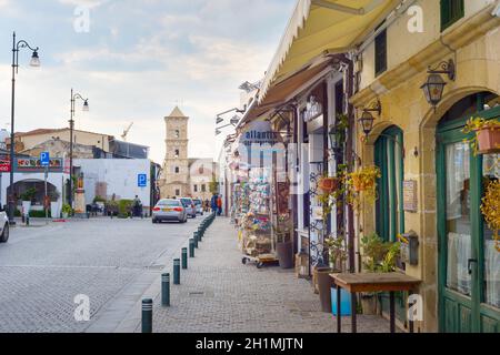 LARNACA, CIPRO - 18 FEBBRAIO 2019: Via piena di negozi turistici per la chiesa di San Lazzaro a Larnaca, Ciorus Foto Stock