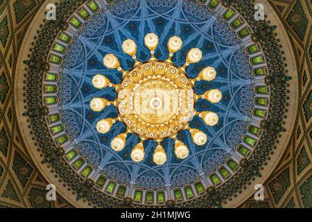 Mascate, Oman, 3 dicembre 2016: Il lampadario nella sala principale della Grande Moschea del Sultano Qaboos a Mascate, Oman Foto Stock